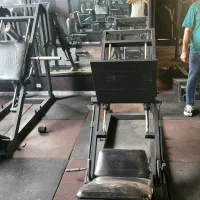 هفت عدد وسایل باشگاه و دستگاه‌ بدنسازی