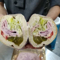 ساندویچ زن و پیتزا زن آقا نیمه وقت