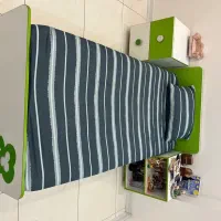 تخت خواب و دو عدد پاتختی