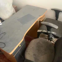 دو عدد صندلی و یک میز کامپیوتر به فروش میرسد