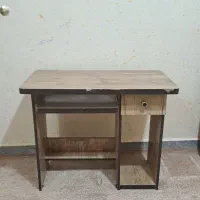 میز تحریر و کامپیوتر