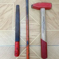ابزار کار ساختمان . پتک و قلم و رنده چوب