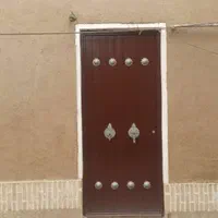 اقامتگاه بوم‌گردی ماه‌نشین دربست کاشان|اجارهٔ کوتاه‌مدت آپارتمان و سوئیت|کاشان, درب باغ|دیوار