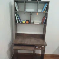 میز التحریر و کتابخانه کوچک