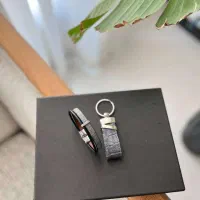 جاکلیدی و دستبند خاکستری