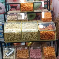فروشنده خانم یا آقا غرفه تنقلات