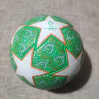 توپ فوتبال چمن