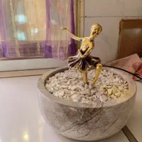 آبنمای سنگی با مجسمه بالرین طلایی