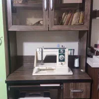 کتابخانه و میز کامپیوتر