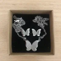 گلوبند و گوشواره