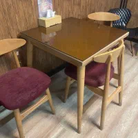دو مدل میز به همراه صندلی تمیز