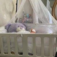 گهواره برقی وتخت و تعدادی لباس وست بیمارستانی|اسباب و اثاث بچه|اسلام‌شهر, شهرک قائمیه|دیوار