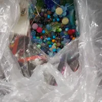 مقدار زیادی سنگ ومروارید برای دستبند وگلسازی