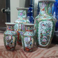 قوری بزرگ و گلدانهای گل مرغی