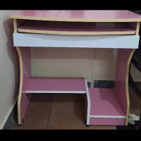 میز تحریر و کامپیوتر