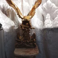 مجسمه عقاب طلایی