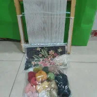 دار قالی کوچک ۵۰۰ هزار تعدادی تابلو فرش دستباف ۵۰۰