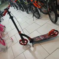 اسکوتر نوجوان و سه چرخه