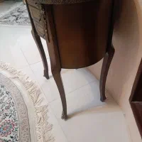 گل و میز کنار سالن زیبا|میز تلفن|نیشابور, هفده شهریور|دیوار