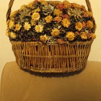 گل سبدخشک و اسباب بازی و استوانه وتخم مرغ آینه ای