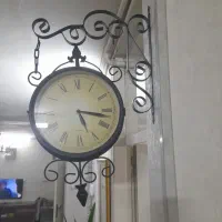 یک عدد ساعت دیواری دو طرفه