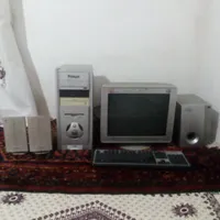 کامپیوتر همراه با کیس و کیبورد