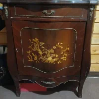 یک عدد بوفه و یک میز کنسول