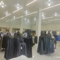 فروشنده خانم و آقا در فروشگاه پوشاک سرو مال