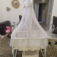 گهواره کنار تختی نوزاد