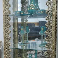 ویترین  با وسایل داخلش