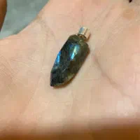 لابرادوریت با آویز نقره