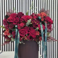 باکس قرمز گل رز با دیزاین خاص کد ۱۱۳۸ گلاریس