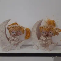 دو تا مجسمه عروسکی فقط یکیش که خورده رنگ خوردگی