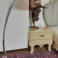 آباژور ایستاده
