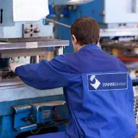 کارگر ساده برای اپراتوری دستگاه پرس