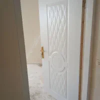 نجار .در اتاقی برش نصب