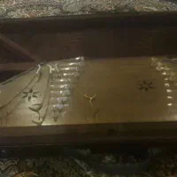 سنتور (علیرضا عطایی) با کیف و کتاب آموزش نوازندگی