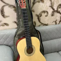 گیتار سالم ب همراه کیف گیتار