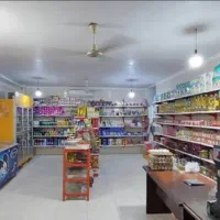 یک کارگرساده اتباع مرد جهت کاردر سوپرمارکت