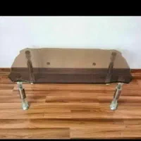 میز جلو مبلی شیشه ای تمیز و سالم