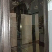 ویترین شیشهای با آیینه قدی.|بوفه، ویترین، کنسول|قم, نخودی|دیوار
