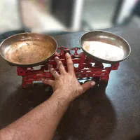 ترازو قدیمی و قفل قدیمی