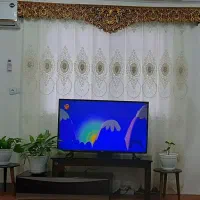 پرده به همراه کتیبه و میز تلویزیون