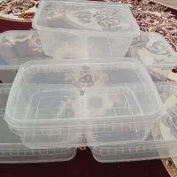 تعدادی ظروف پلاستیکی و شیشه‌ای کاملا سالم و تمیز