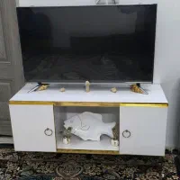 میز تلویزیون سفید با لبه های طلایی