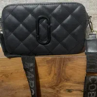 تعدادی وسیله تزیینی و کیف و کفش