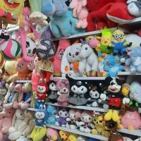 فروشنده خانم عروسک و اسباب بازی
