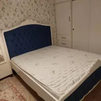 تختخواب دو نفره  بدون تشک ومیز نهارخوری شش‌ نفره