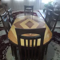 میز غذا خوری محکمی مقداری به تعمیر نیاز دارد