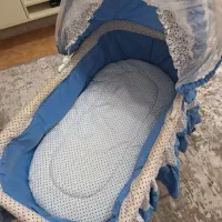 تخت و گهواره کنار مادر